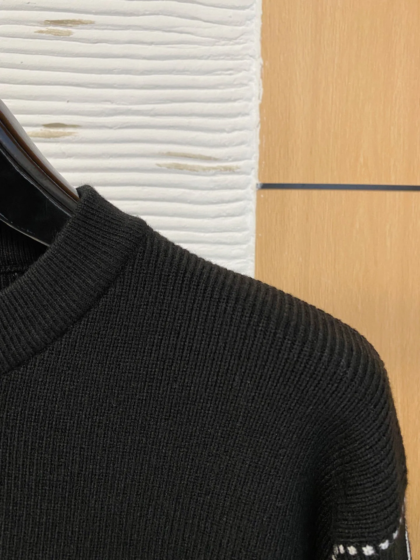 🅿️420 【LV Louis Vuitton】Autumn and winter classic round neck pullover sweater, in full condition! ! ! Wool blended fabric, the latest model in 2025, golden ratio! ! Slim-fitting soft gold, versatile and practical item, the combination and practicality are extremely powerful, simple and elegant, and classy! To create your own style, it is highly recommended to buy it in two colors. The standard slim fit tailoring process is suitable for both young and old men. It is knitted from wool and will not cause any discomfort! While keeping warm, it is stylish, textured and wearable, and the classic logo with contrasting colors on the chest feels in place! ! Recommended for regular customers! ! Size M-3XL (maximum wear: 190 pounds)